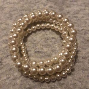 Set of 4 pearl beaded stretch bracelets